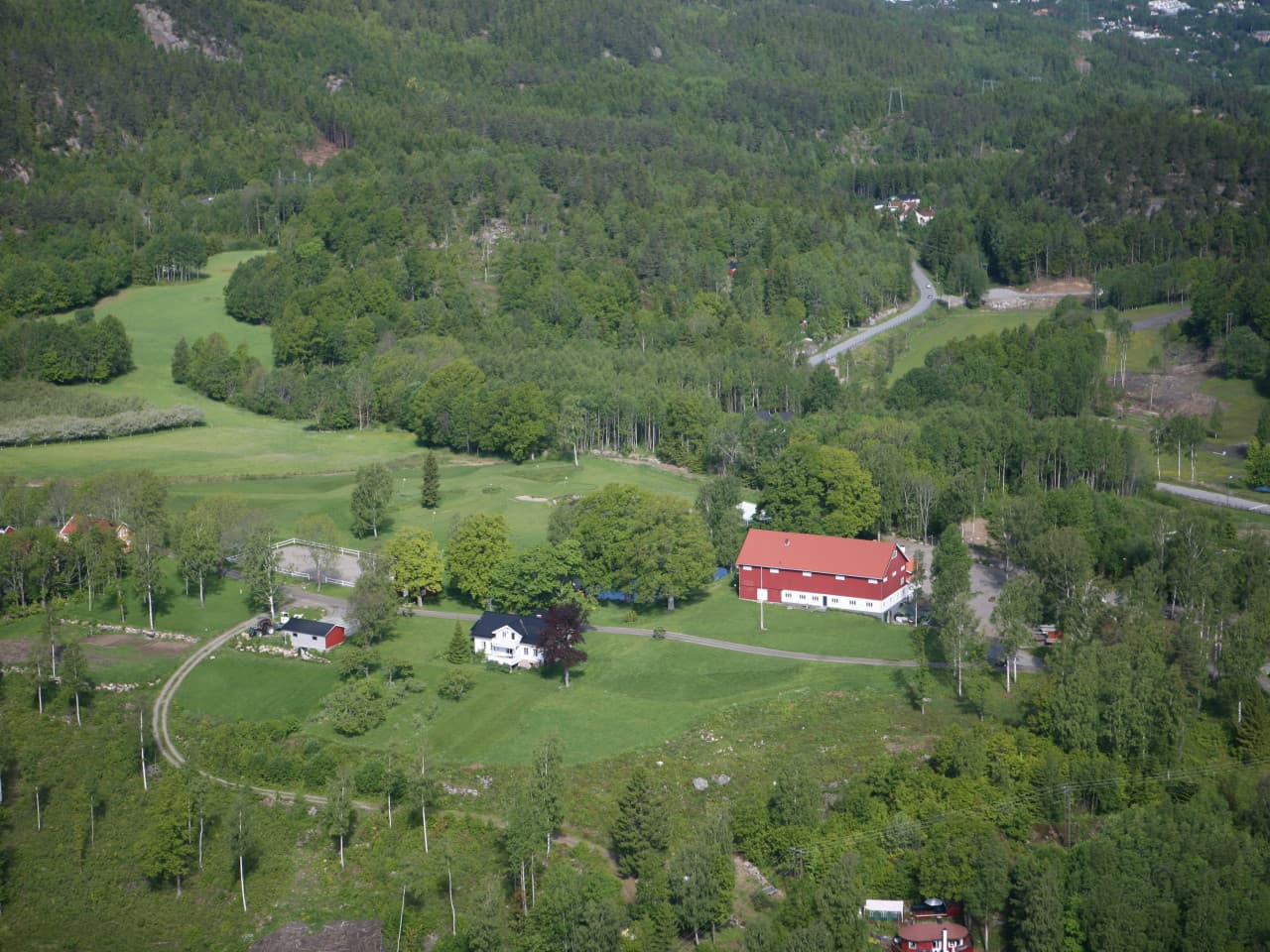 Hele gjestegården med uteområder - Grønsand Gjestegård bilde 2