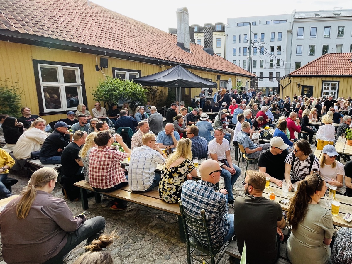 Bilde av Folk i Storgata